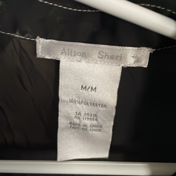 Pretty blouse size medium. - Picture 2 of 3